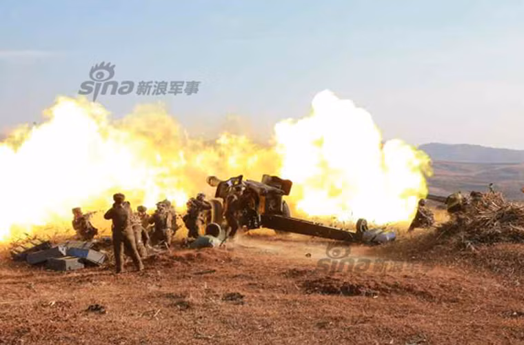 Khẩu đội pháo 152mm của Lục quân Triều Tiên khai hỏa tạo ra những quầng lửa “khủng”. Đáng lưu ý, cuộc bắn này diễn ra trước ngày nước này thử bom H thành công.