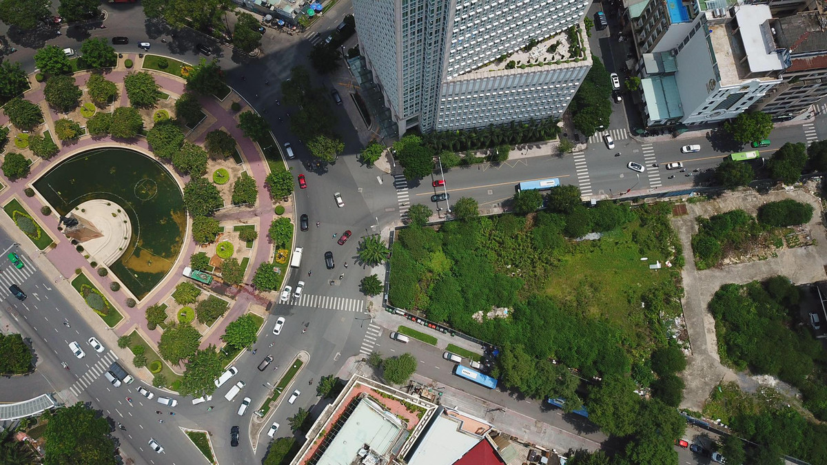 Khu đất này được Bộ Tài chính giao cho Sabeco xây dựng trụ sở văn phòng và Trung tâm thương mại dịch vụ văn phòng theo phương án sắp xếp và xử lý nhà đất công. Tuy nhiên, suốt nhiều năm dự án không được triển khai.