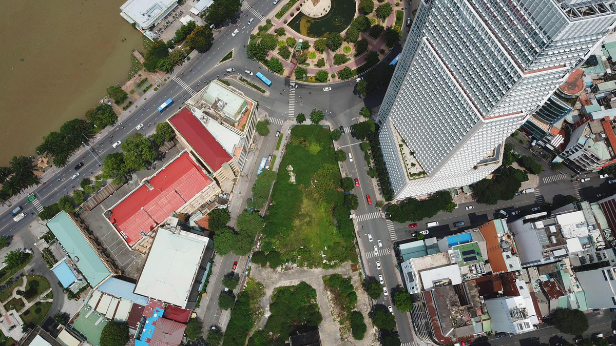 Khu đất 6.000 m2 này có vị trí đắc địa bậc nhất TP HCM, bốn mặt tiền là: Hai Bà Trưng, Thi Sách, Đông Du và hướng ra Công trường Mê Linh.