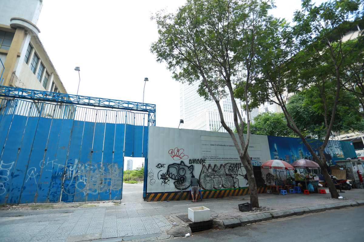 Mục đích lập ra công ty này là để triển khai dự án Sài Gòn Mê Linh Tower với quy mô 3 tầng hầm, khối đế 9 tầng, 2 tháp cao 48 tầng và 36 tầng tại khu “đất vàng” nói trên. Nhưng đến tháng 6/2016, Sabeco đã thoái toàn bộ vốn khỏi Sabeco Pearl bằng cách bán đấu giá hơn 14 triệu cổ phần nắm giữ cho chính các cổ đông sáng lập, thu về gần 195 tỷ đồng.