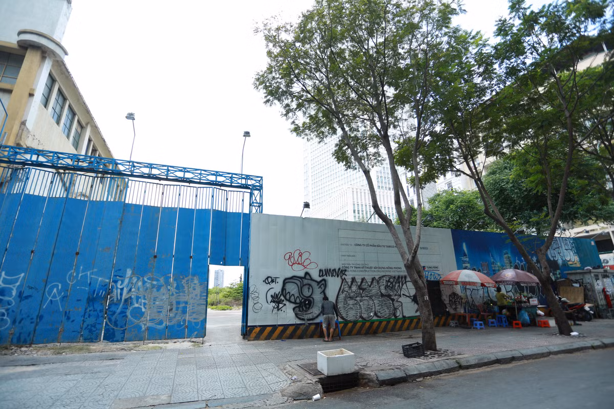 Mục đích lập ra công ty này là để triển khai dự án Sài Gòn Mê Linh Tower với quy mô 3 tầng hầm, khối đế 9 tầng, 2 tháp cao 48 tầng và 36 tầng tại khu “đất vàng” nói trên. Nhưng đến tháng 6/2016, Sabeco đã thoái toàn bộ vốn khỏi Sabeco Pearl bằng cách bán đấu giá hơn 14 triệu cổ phần nắm giữ cho chính các cổ đông sáng lập, thu về gần 195 tỷ đồng.