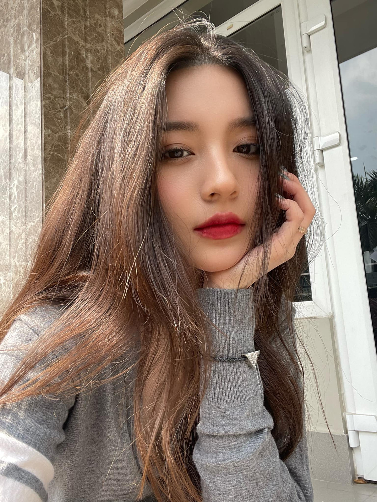 Bâu vẫn xinh nhưng khi cô nàng cười có vẻ bớt sang chảnh và thu hút hơn một chút.