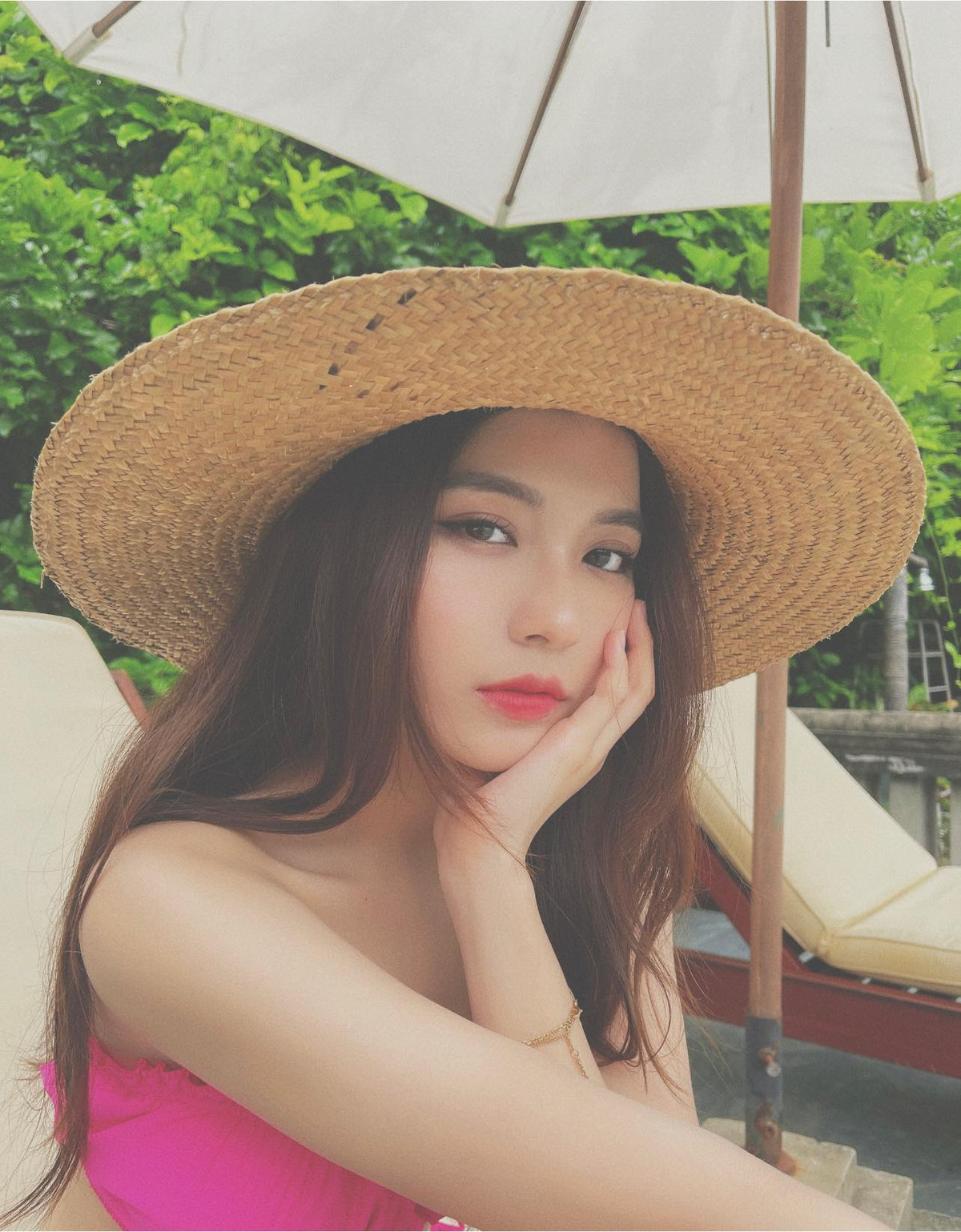 Không chỉ xinh đẹp, Bâu giỏi kinh doanh. Cô nàng không buôn bán online trên Instagram mà có hẳn một thương hiệu riêng về skincare và chăm sóc tóc. Ảnh: Tổng hợp