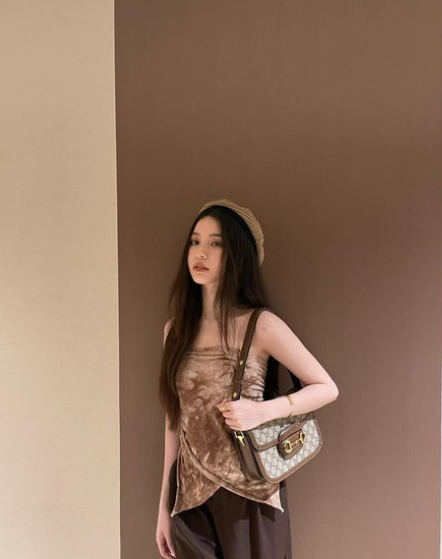 Trời phú cho mặt đẹp, body thon, những cái title bài viết về hot girl Bâu với nhiều mỹ từ ngày càng khiến thông tin và hình ảnh về Bâu phủ sóng nhiều nơi hơn.