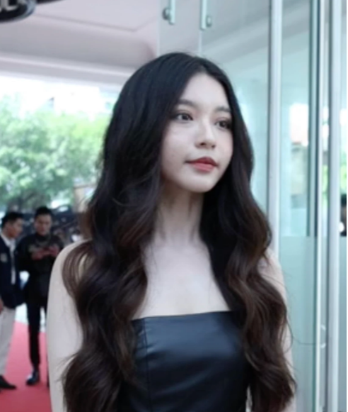 Ngay từ khi mới lộ diện ở ngoài cửa, Bâu đã nhanh chóng lọt vào ống kính nhờ vóc dáng cao ráo, đôi chân dài miên man.