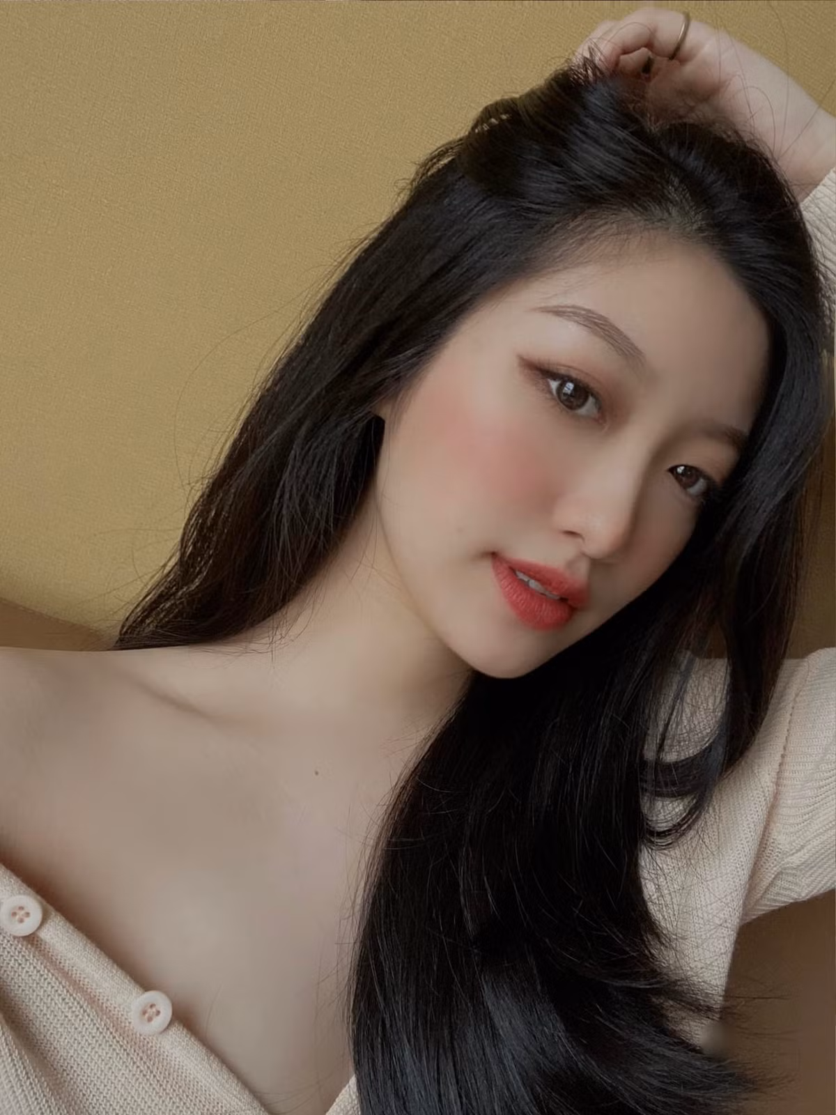 Bên cạnh đó, nhiều cư dân mạng cho rằng vẻ đẹp lai của Gia Du mang nét cá tính, ấn tượng không thua kém các hot girl, người nổi tiếng.