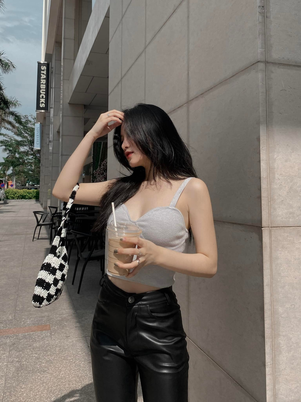Cô thừa hưởng dòng máu Đài Loan của cha và nét đẹp Việt từ mẹ. Tên của hot girl này có ý nghĩa là "luôn có gia đình hạnh phúc". Gia Du lớn lên và sinh sống, học tập tại TP HCM.