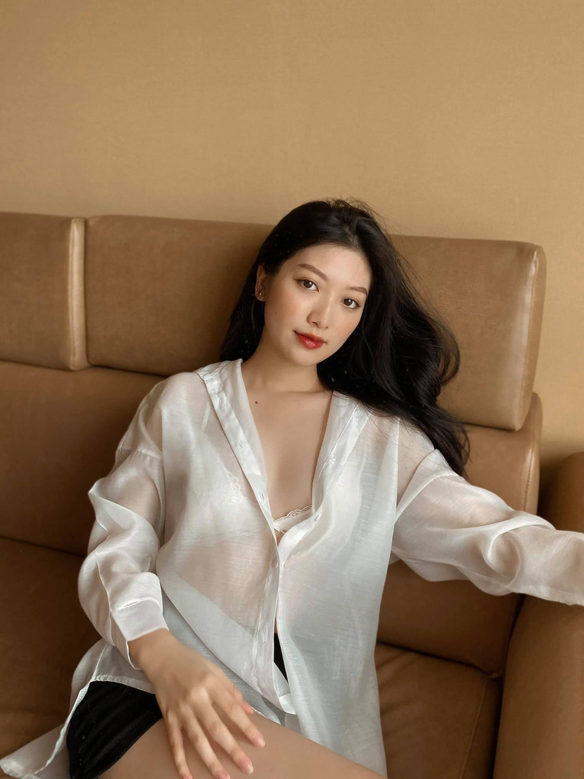 Cách mà cô đối mặt với những mặt trái của công việc là cố gắng không để bị lan truyền năng lượng tiêu cực. Ảnh: FBNV