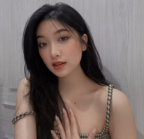 Nu sinh mang 2 dong mau Viet - Dai khoe voc dang dep me man