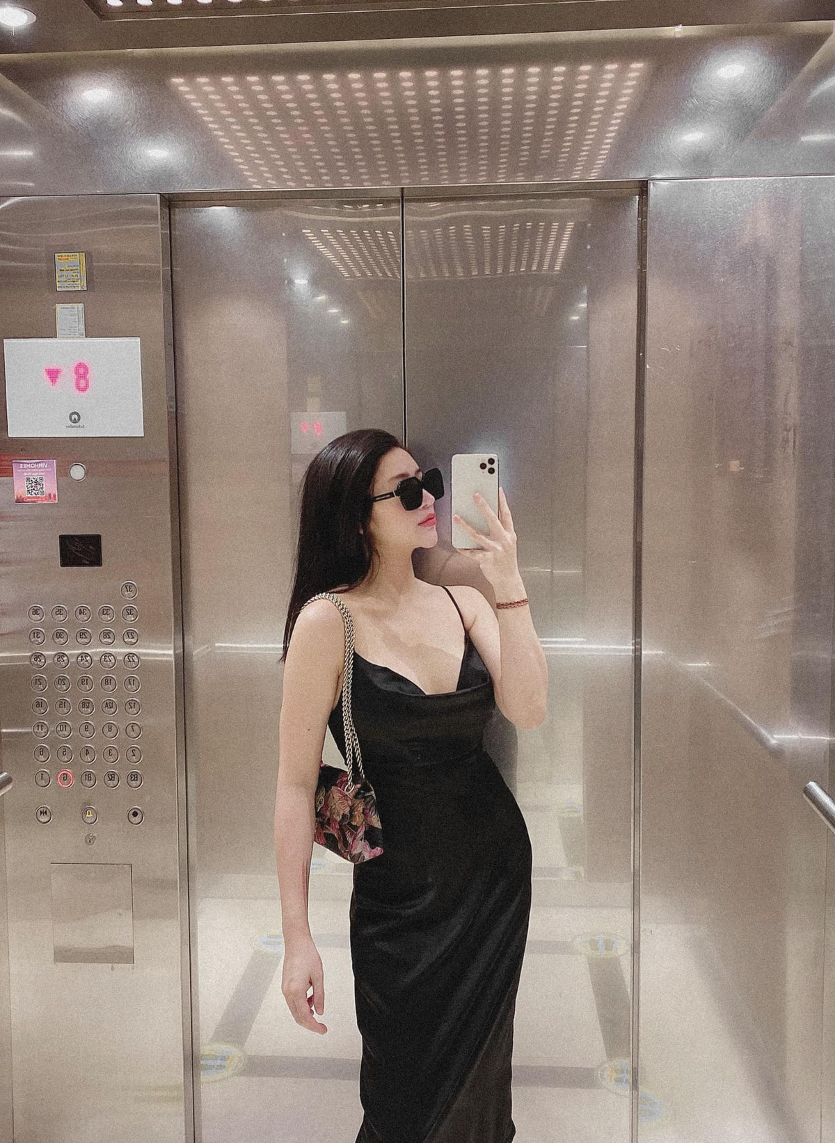 Trên trang cá nhân, Vân Navy cũng từng khoe mua nhà, tậu xe, tự thưởng nhẫn kim cương cho mình và mua đồng hồ đắt tiền làm quà tặng chồng.