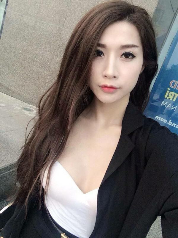 Từng góp mặt trong rất nhiều phim Nhật ký vàng anh 2, Mùa tinh khôi, Tình như chiếc bóng... nhưng sitcom 5S Online mới thực sự đưa tên tuổi của cô đến gần hơn với khán giả trong vai diễn Kiều Linh "Phù Thủy".