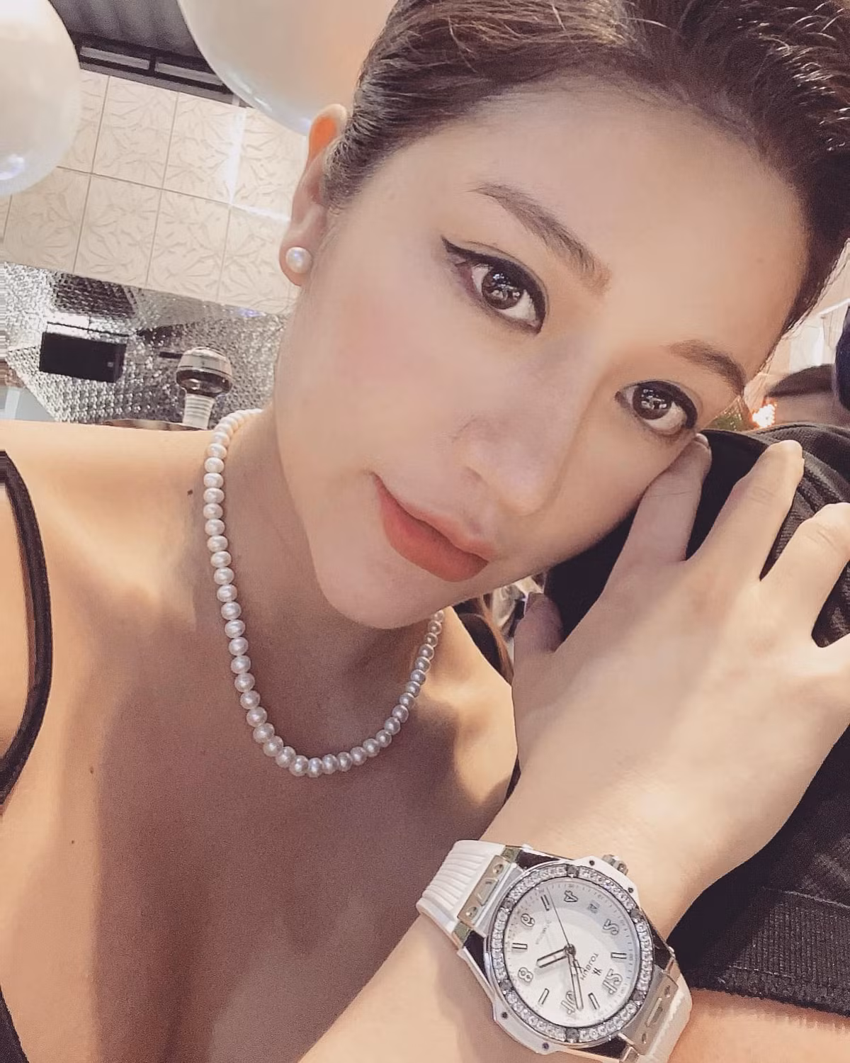 Cô đang sở hữu hệ thống shop hàng hiệu tại TP HCM và có một cuộc sống khá sang chảnh, sung túc.