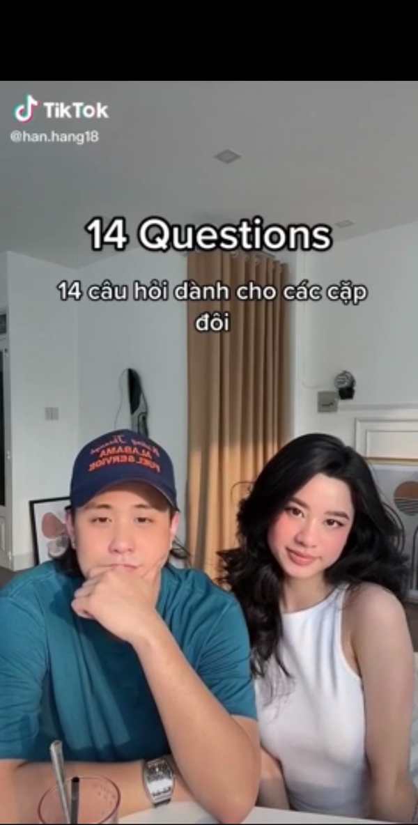Cụ thể, đăng tải trên tài khoản TikTok, hot girl xứ Thanh chia sẻ video ngắn, cùng bạn trai "bóc" chuyện tình cảm. Được biết, đây là trend dành cho các cặp đôi khi trả lời 14 câu hỏi về mối quan hệ của mình.