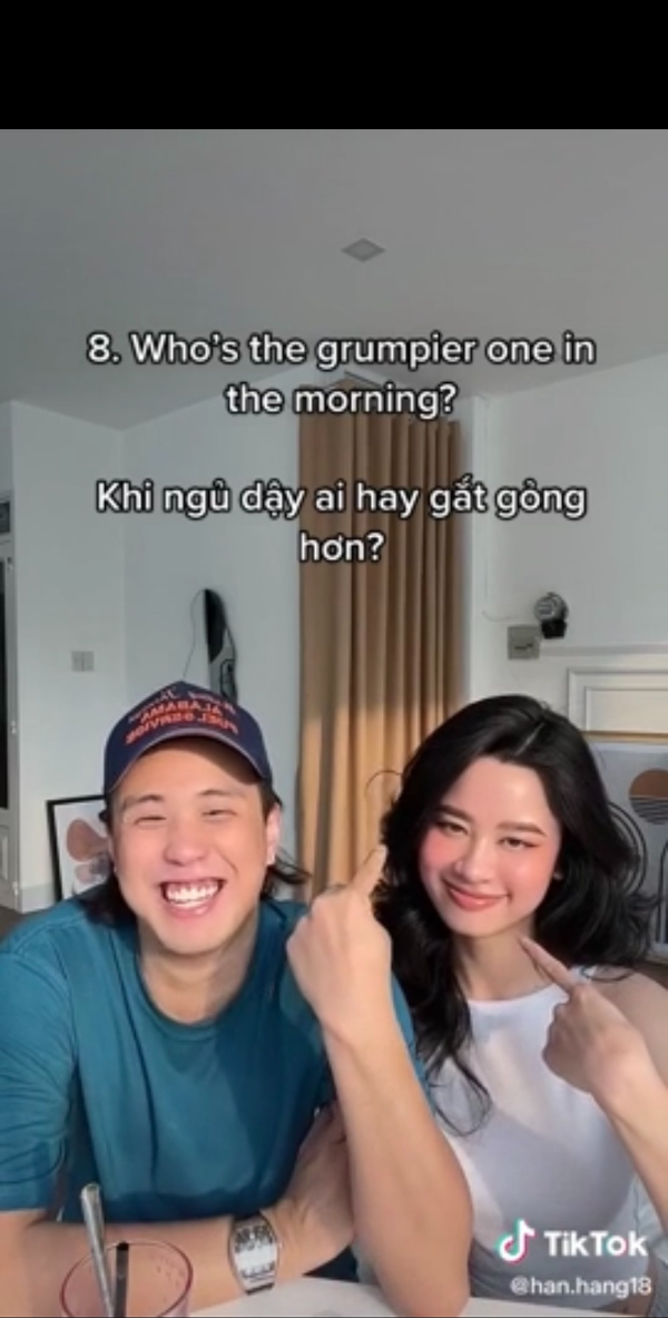 Qua đoạn video, không chỉ trả lời những câu hỏi liên quan đến chuyện tình cảm, Hàn Hằng và Huyme còn vô tình để lộ chuyện sống chung khi trả lời câu hỏi: "Khi ngủ dậy, ai hay gắt hỏng hơn".