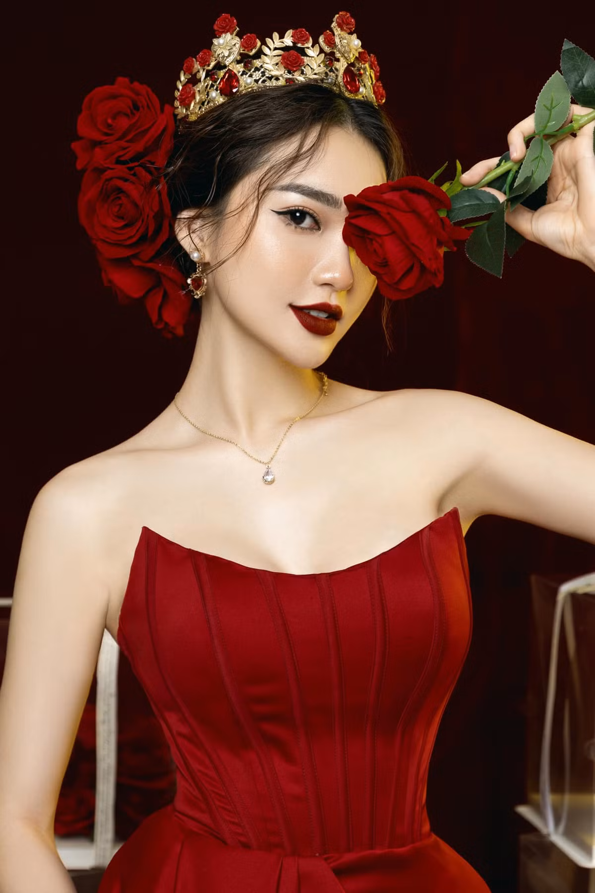 Tuy nhiên tin đồn này nhanh chóng qua đi khi Văn Đức có bạn gái mới là Nhật Linh. Sau nhiều năm nổi tiếng, hiện tại "tình cũ" Phan Văn Đức liên tục gây mê khi sở hữu vóc dáng gợi cảm.