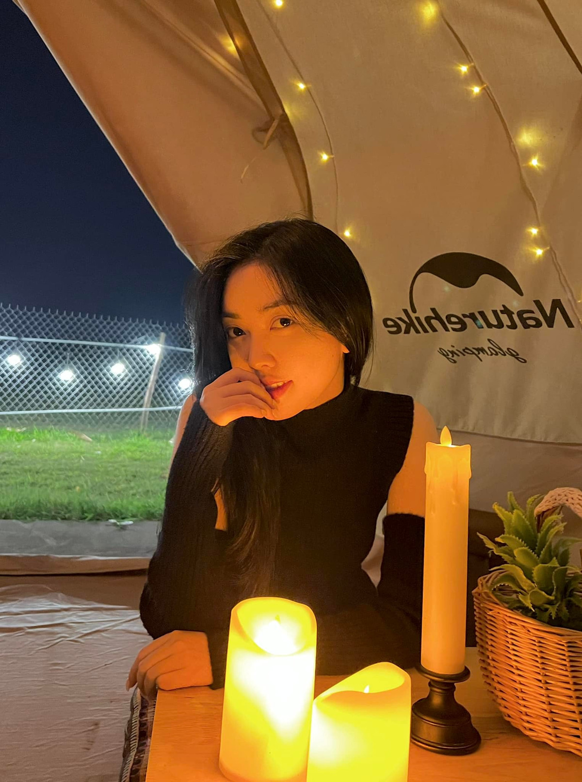 Trái ngược với chồng, Mai Hà Trang khá khép kín và hạn chế chia sẻ những khoảnh khắc hằng ngày lên mạng xã hội.