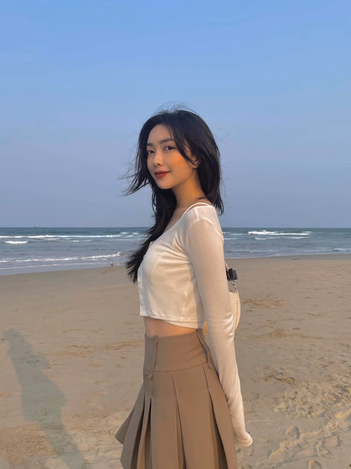 Cô nàng được biết đến với danh xưng hot girl với ngoại hình xinh xắn, có gu thời trang hiện đại.