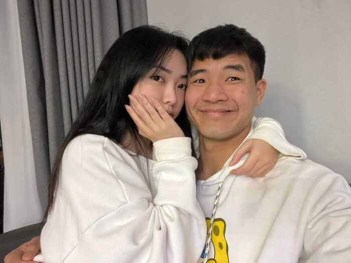 Chỉ qua một câu trả lời có thể thấy cuộc sống hôn nhân của hot girl này đang ngập màu hồng, Hà Đức Chinh vô cùng tâm lý và quan tâm đến vợ.