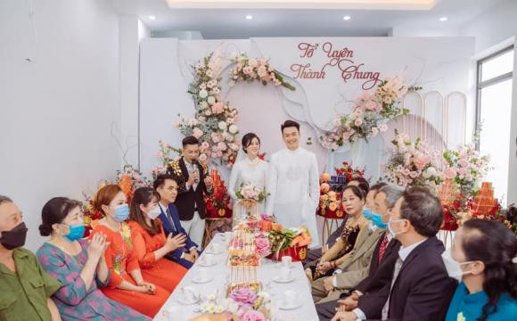 Chú rể Thành Chung từ khi xuất hiện tại nhà gái đón dâu đều luôn nở nụ cười tươi nhất. Cô dâu xinh đẹp cũng hạnh phúc ngập tràn.