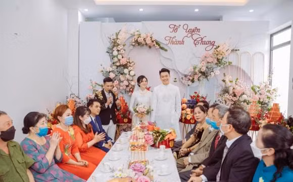 Chú rể Thành Chung từ khi xuất hiện tại nhà gái đón dâu đều luôn nở nụ cười tươi nhất. Cô dâu xinh đẹp cũng hạnh phúc ngập tràn.