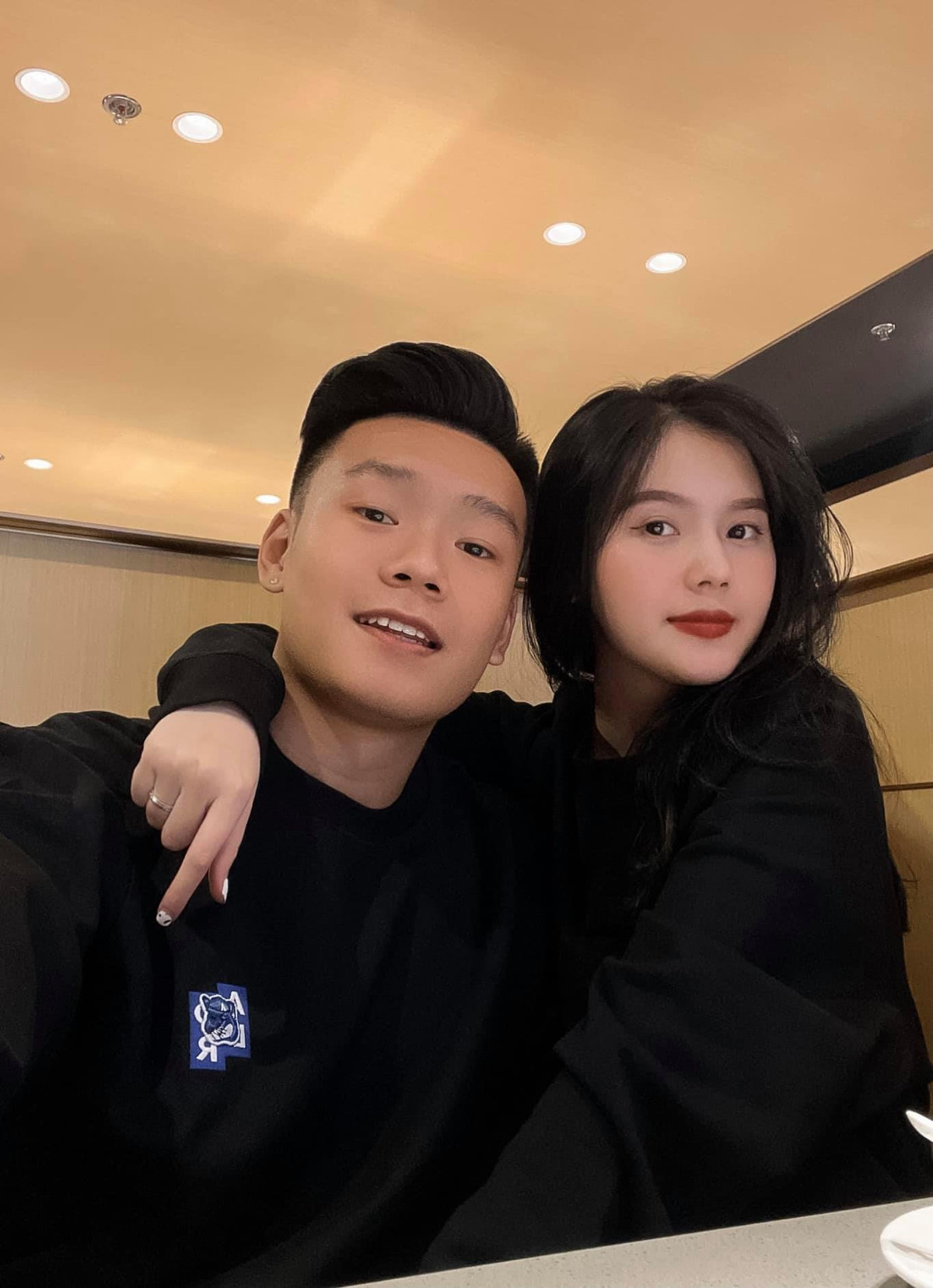 Thực tế, Thành Chung đã ngỏ lời cầu hôn và đeo nhẫn cho bạn gái trong chuyến du lịch Nha Trang hồi tháng 7/2021, song đến gần đây cô mới công khai khoảnh khắc cầu hôn đặc biệt. Ảnh: Tổng hợp