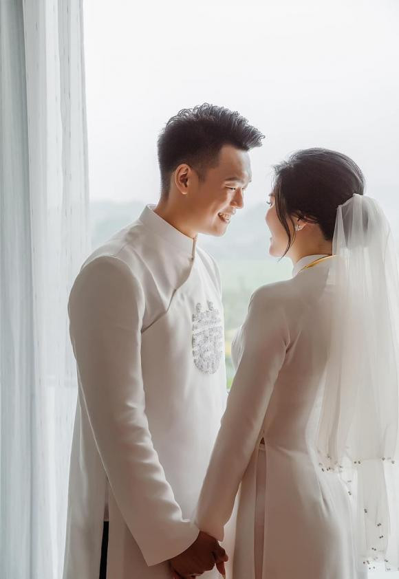 Sau khi bị Chinh "đen" chê xấu, cầu thủ Thành Chung đáp lại cực "gắt", anh chàng cho rằng bản thân đẹp hơn Đức Chinh và không phải bôi phấn nhiều. Đoạn bình luận hài hước này của hai cầu thủ khiến cư dân mạng bật cười.