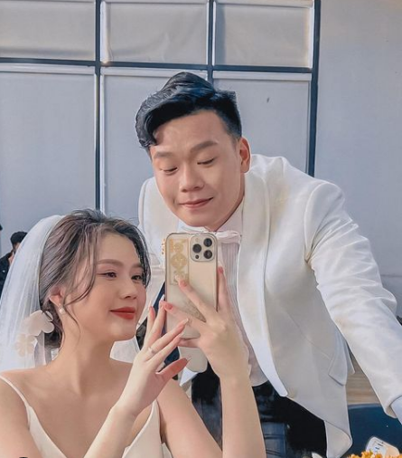 Được biết, sau khi làm lễ ăn hỏi ở nhà gái, Thành Chung và Tố Uyên kết hợp tổ chức luôn đám cưới.