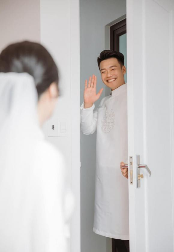 Trên trang cá nhân, trung vệ tuyển Việt Nam và nàng WAG xinh đẹp cùng nhau chia sẻ những hình ảnh đẹp lung linh trong lễ ăn hỏi vừa qua.