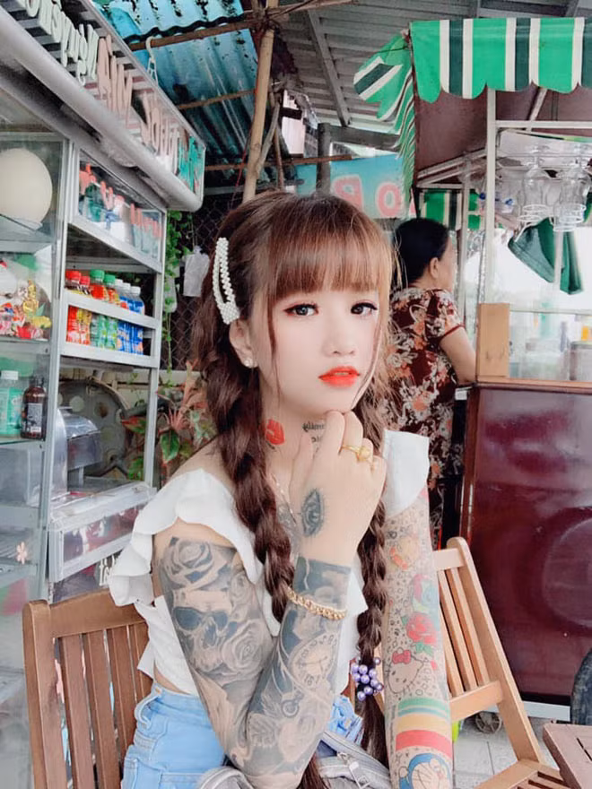 Xăm hình đối với cô gái An Giang giống như chất gây nghiện, mỗi lần có chuyện vui hoặc buồn, cô lại đến tiệm xăm.