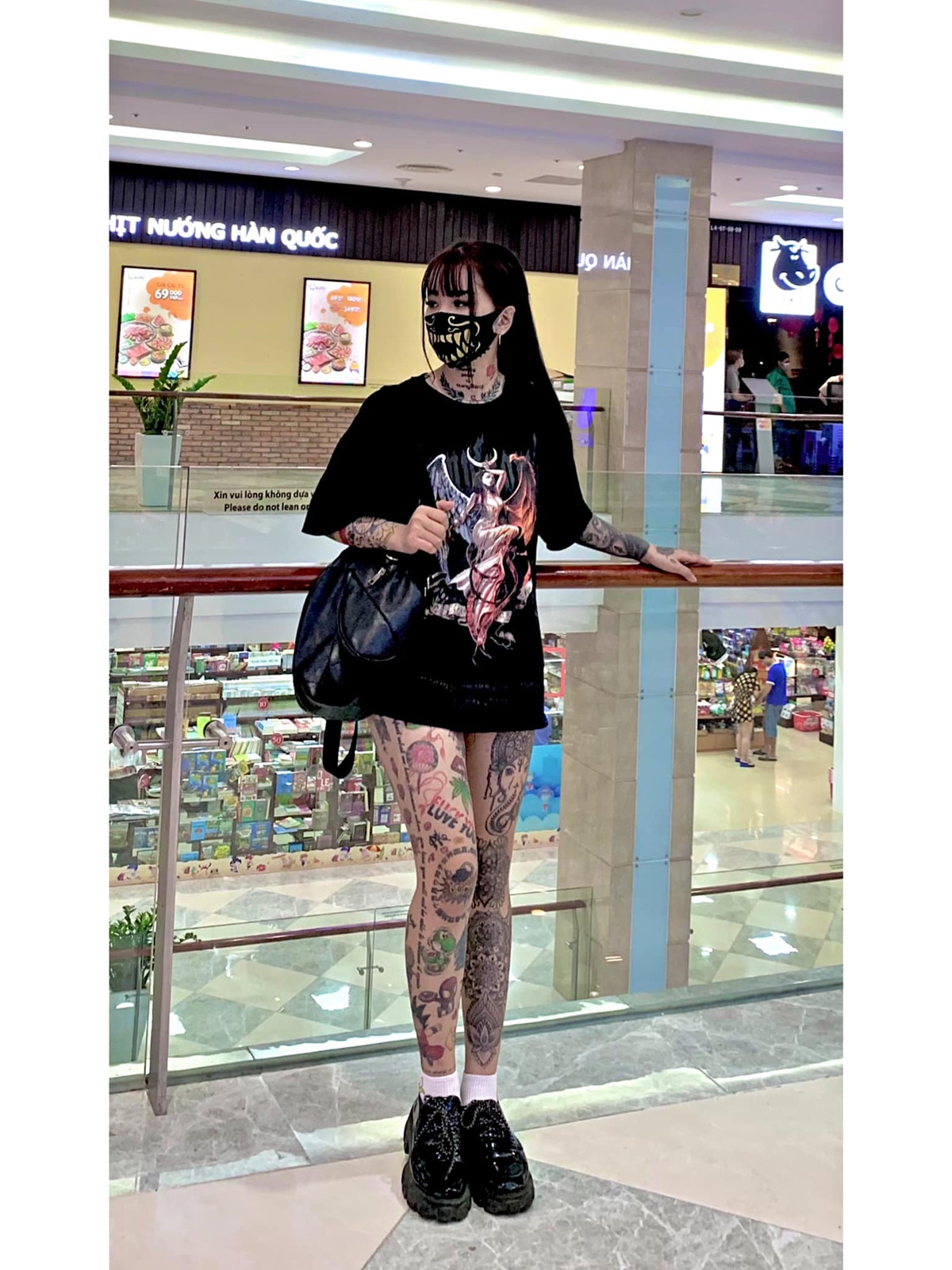 Thiên Hương của năm 22 tuổi vẫn có niềm đam mê mãnh liệt với xăm hình. Những năm qua, cô vẫn không ngừng “lấp chỗ trống” trên cơ thể bằng những hình xăm nhỏ.