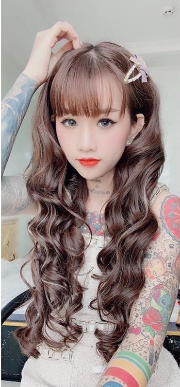 Những hình xăm mà cô chọn có thể là vài con số, hình bông hoa… Có lúc, vì thích cảm giác kim châm lên da thịt, cô còn xăm lại những hình cũ để nó rõ nét hơn.