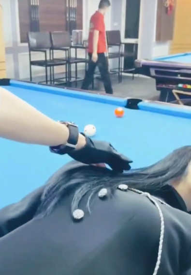 Cụ thể, trong đoạn clip cô nàng "đu trend" nước ngoài nên nằm ngửa trên bàn bi-a, tự nguyện để một nam thanh niên lấy vòng 1 của mình làm điểm kê khi đánh bóng.