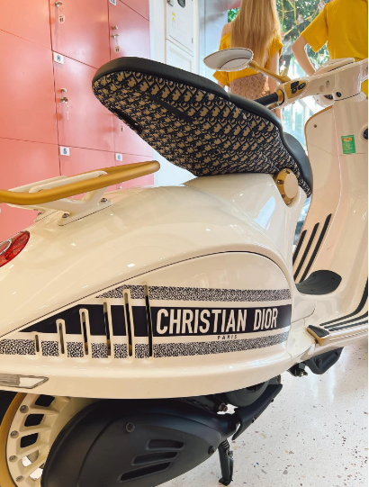 Việc sở hữu chiếc xe có giá đắt đỏ của Trang Nemo đã làm không ít người trầm trồ, cảm thán. Được biết Vespa 946 Christian Dior mới về Việt Nam với số lượng giới hạn, khó ai có thể sở hữu được nó.