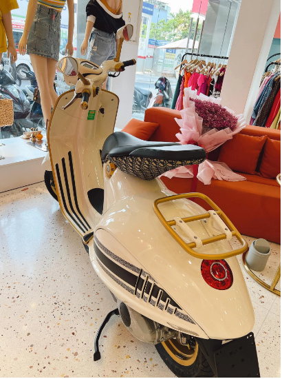 Theo công bố, Vespa 946 Christian Dior được bán với giá niêm yết 697,5 triệu đồng và hiện đã có 33 khách hàng Việt đặt mua xe.