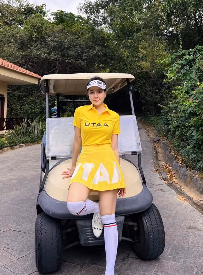 Lần gần đây nhất, hot girl gốc Thanh Hóa chỉ úp mở mình đang trong một mối quan hệ bằng cách đổi trạng thái hẹn hò trên trang cá nhân. Ảnh: Tổng hợp