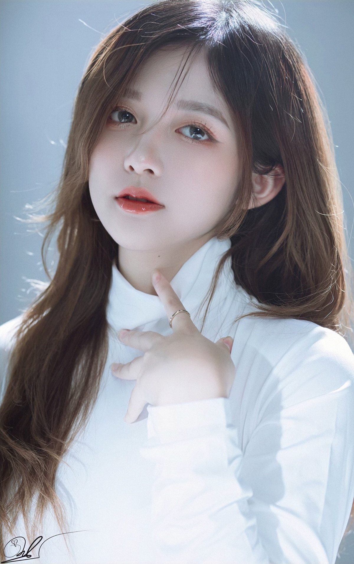 Sở hữu gương mặt xinh đẹp, khả ái như hot girl, đặc biệt là đôi mắt hút hồn, Nguyễn Huyền đã bén duyên với nghề mẫu ảnh từ năm 2 đại học và ngày càng nhận được sự chú ý từ cộng đồng mạng.