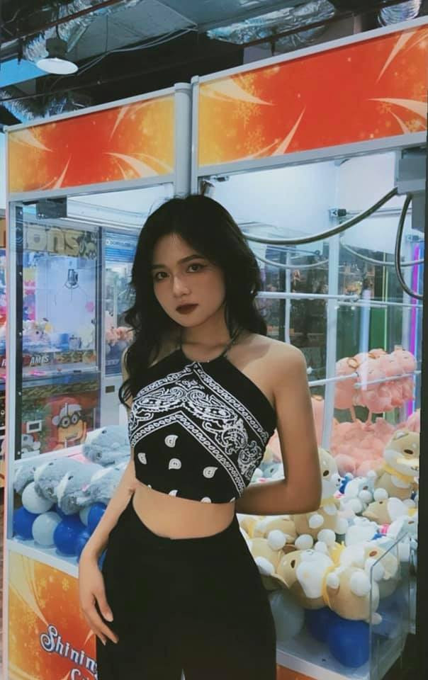 Sở hữu nét đẹp ngây thơ, trong sáng, mộc mạc cùng “đôi mắt biết nói”, nữ sinh Học viện Tài chính đã khiến nhiều người không khỏi “xuýt xoa” với vẻ đẹp "trong veo" của mình.