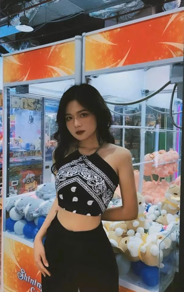 Sở hữu nét đẹp ngây thơ, trong sáng, mộc mạc cùng “đôi mắt biết nói”, nữ sinh Học viện Tài chính đã khiến nhiều người không khỏi “xuýt xoa” với vẻ đẹp "trong veo" của mình.