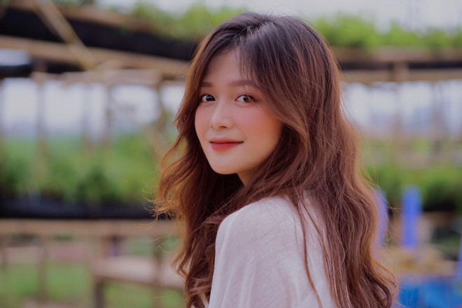 Nữ sinh Học viện Tài Chính sở hữu gương mặt đẹp cùng thân hình cân đối, vòng nào ra vòng nấy.
