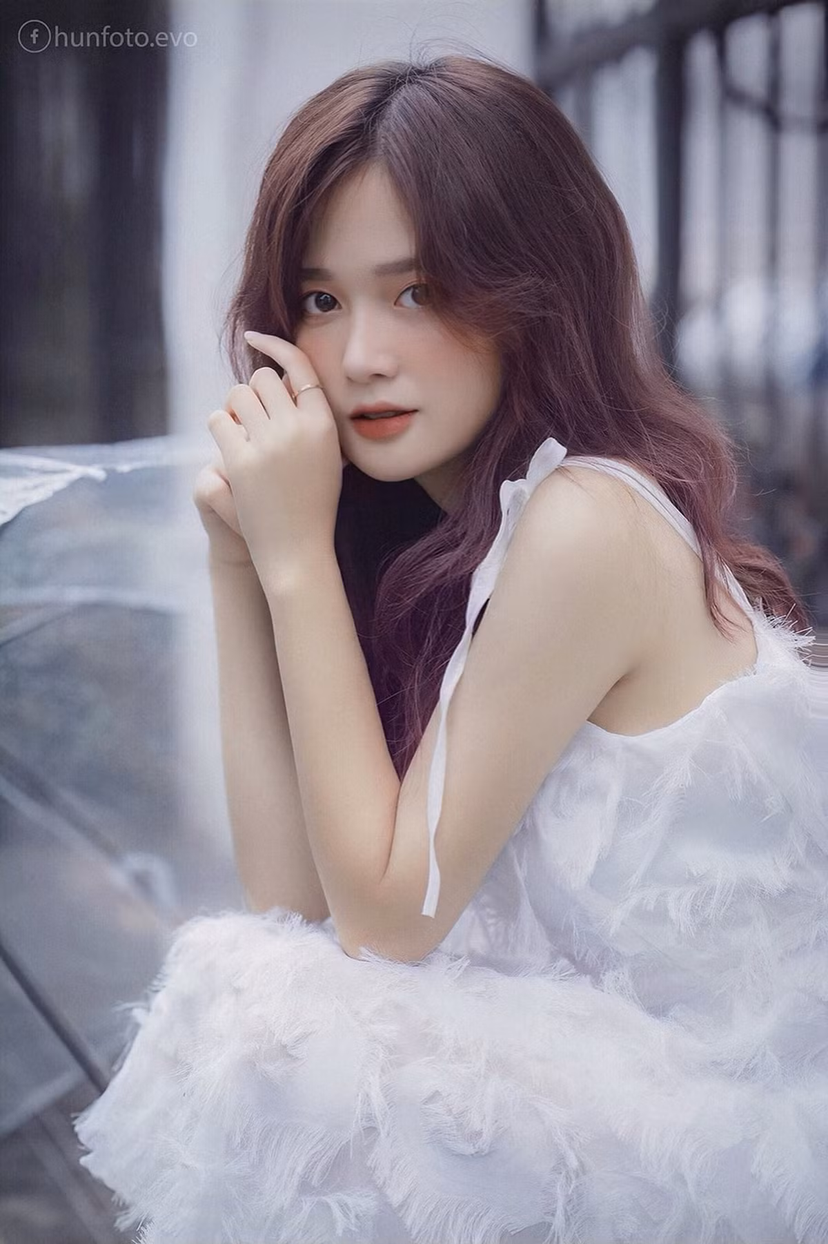 Dù có nhan sắc xinh đẹp, nhiều trải nghiệm ấn tượng nhưng Huyền vẫn ưu tiên cho việc học tập. Ảnh: FBNV