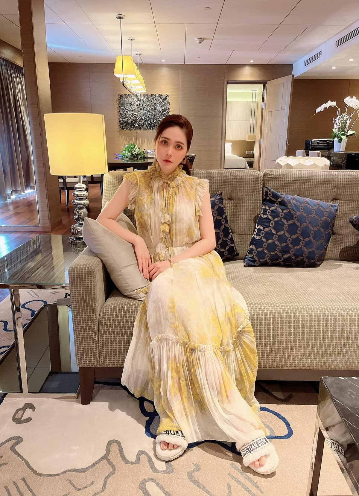 Chẳng những chăm chỉ xây dinh thự, tậu siêu xe tiền tỷ mà Đoàn Di Băng còn là yêu nữ hàng hiệu khét tiếng của Vbiz.