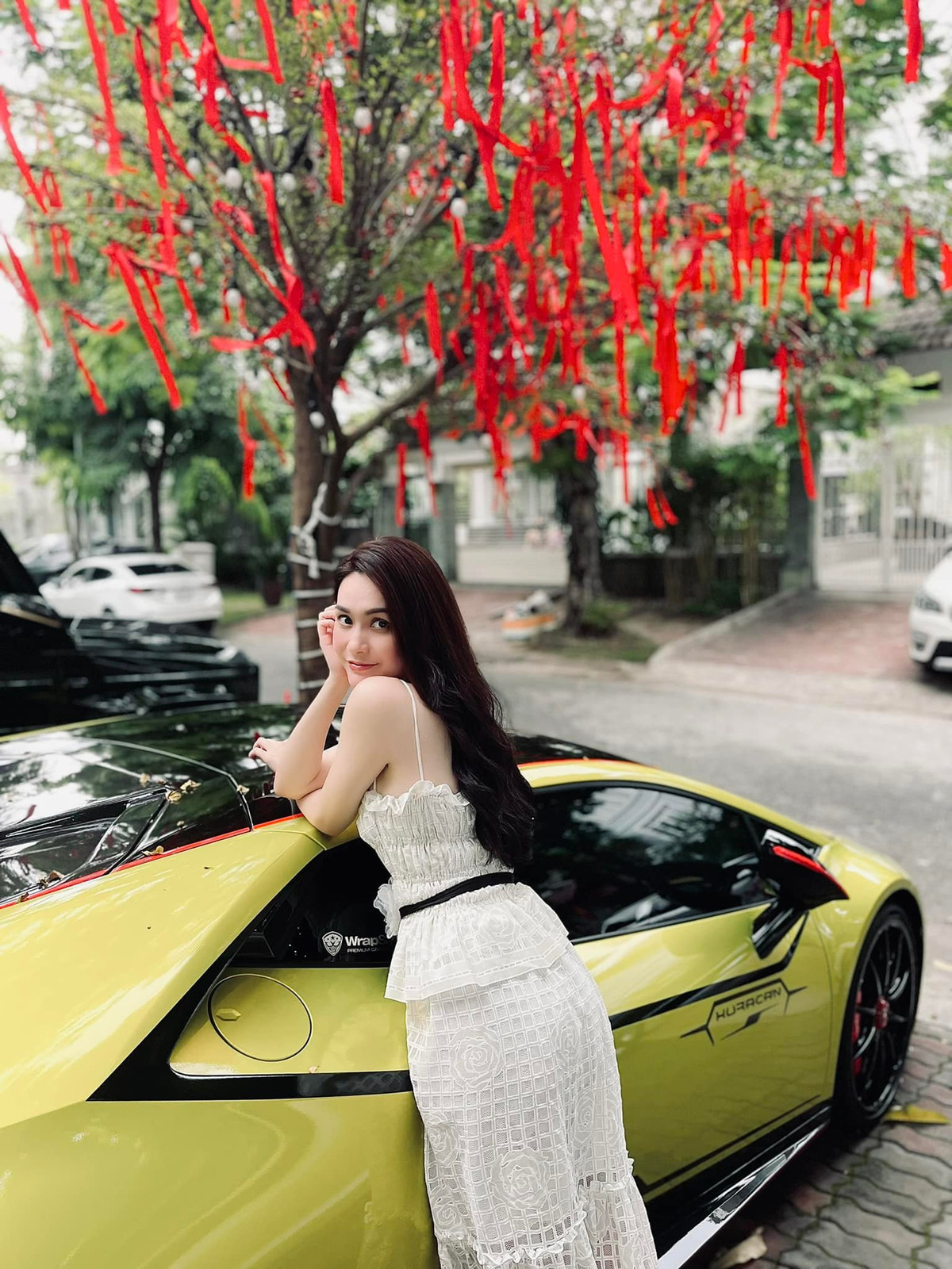 Chẳng cần làm video đập hộp làm gì cho mất công, thi thoảng nữ đại gia quận 7 lại đăng sương sương tấm hình hay dòng trạng thái là đủ hiểu độ chịu chơi của cô.