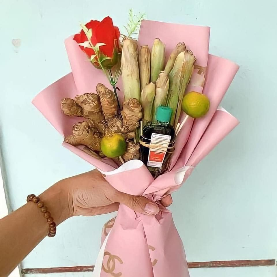 Bên cạnh những món quà 8/3 đắt đỏ, có giá trị, không ít món quà mang tính giải trí cực cao, lại có tính thực tế như bó hoa gồm gừng, sả, chanh và dầu gió này rất có ích vào mùa dịch COVID-19.
