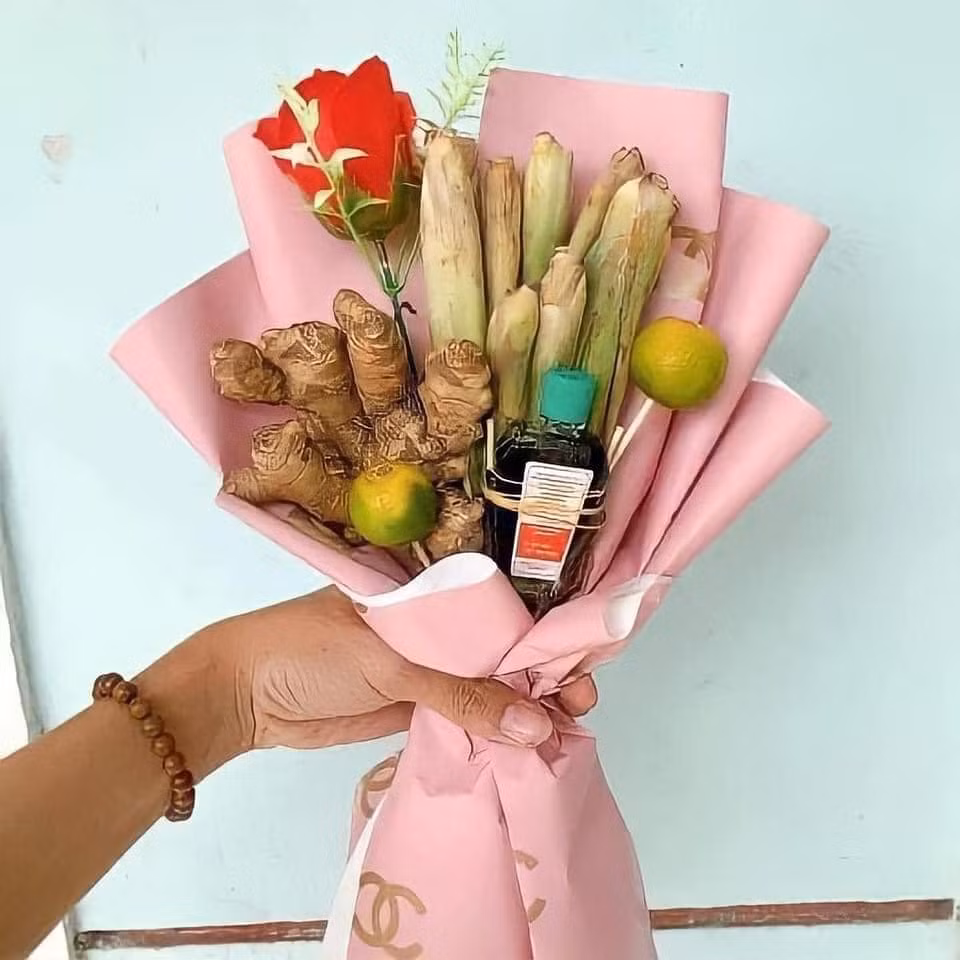 Bên cạnh những món quà 8/3 đắt đỏ, có giá trị, không ít món quà mang tính giải trí cực cao, lại có tính thực tế như bó hoa gồm gừng, sả, chanh và dầu gió này rất có ích vào mùa dịch COVID-19.