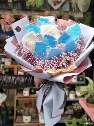 Bên cạnh món quà mang tính thiết thực, cũng không ít chị em phải "dở khóc dở cười" vì những món quà "bá đạo" cười không được, khóc không xong.