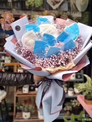 Bên cạnh món quà mang tính thiết thực, cũng không ít chị em phải "dở khóc dở cười" vì những món quà "bá đạo" cười không được, khóc không xong.