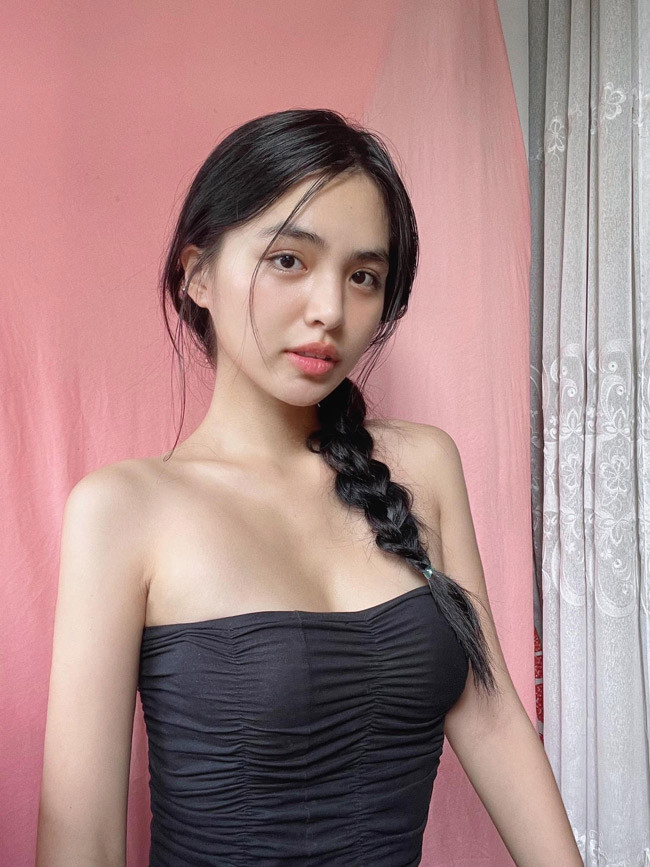Nguyễn Hoàng Vi (18 tuổi, đến từ TP HCM) là hot girl được biết đến nhờ vẻ ngoài xinh đẹp và vóc dáng nóng bỏng.