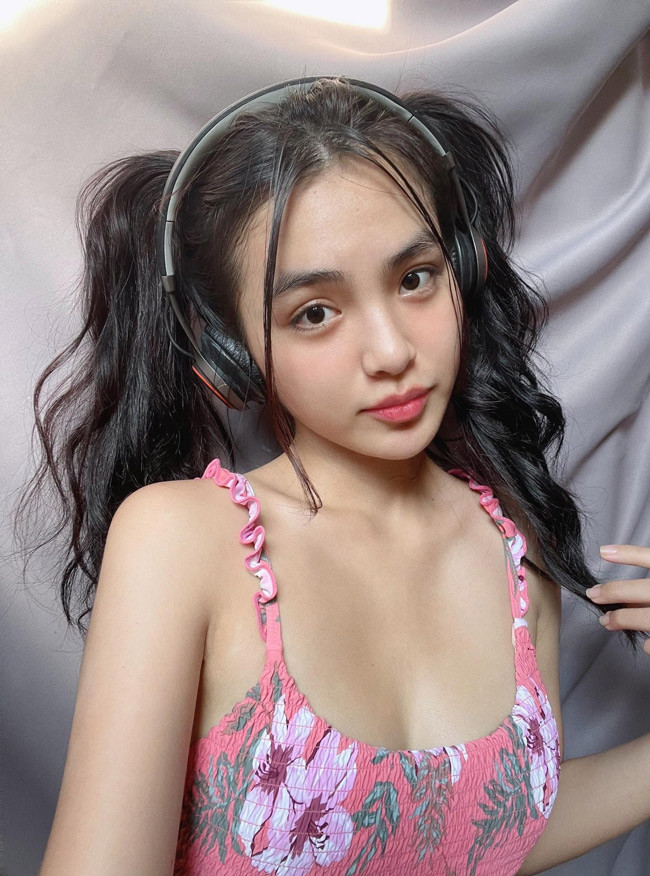 Mới đây, Hoàng Vi khiến nhiều người quan tâm khi xuất hiện trong danh sách những thí sinh tham gia cuộc thi "Hoa hậu Thế giới Việt Nam". Đặc biệt vòng eo 56cm là điểm nổi bật trên cơ thể cô nàng thu hút mọi ánh nhìn.