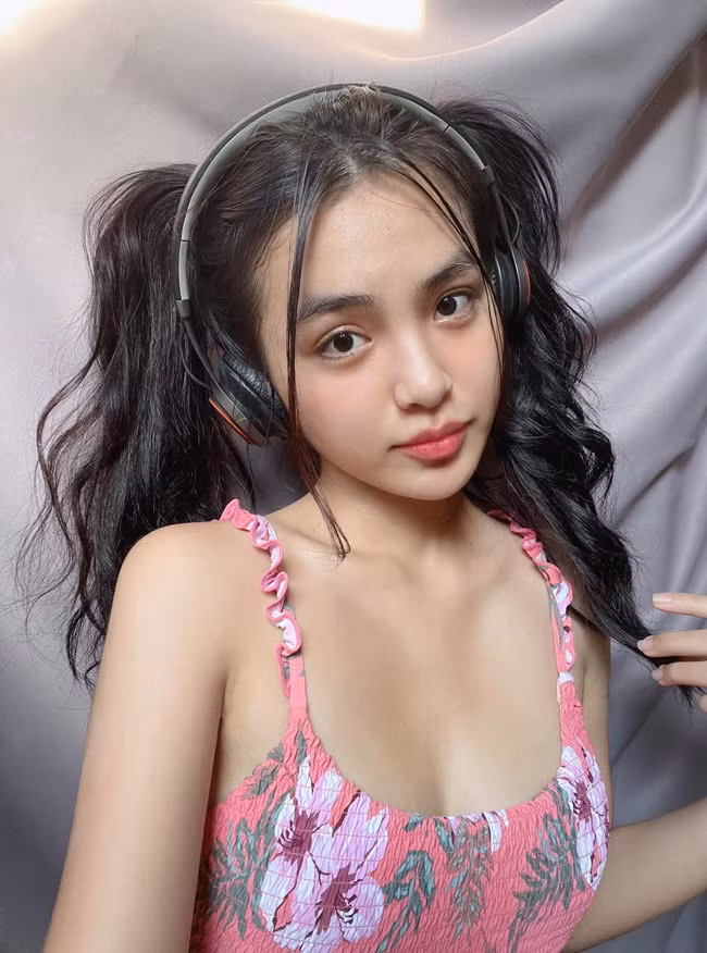 Mới đây, Hoàng Vi khiến nhiều người quan tâm khi xuất hiện trong danh sách những thí sinh tham gia cuộc thi "Hoa hậu Thế giới Việt Nam". Đặc biệt vòng eo 56cm là điểm nổi bật trên cơ thể cô nàng thu hút mọi ánh nhìn.