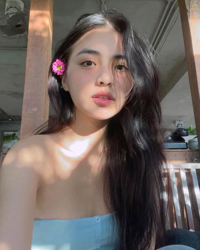 Hiện tại, Hoàng Vi theo học tại Viện Đào tạo quốc tế NTT. Ngoài ra, cô nàng còn là mẫu ảnh có tiếng Sài thành.